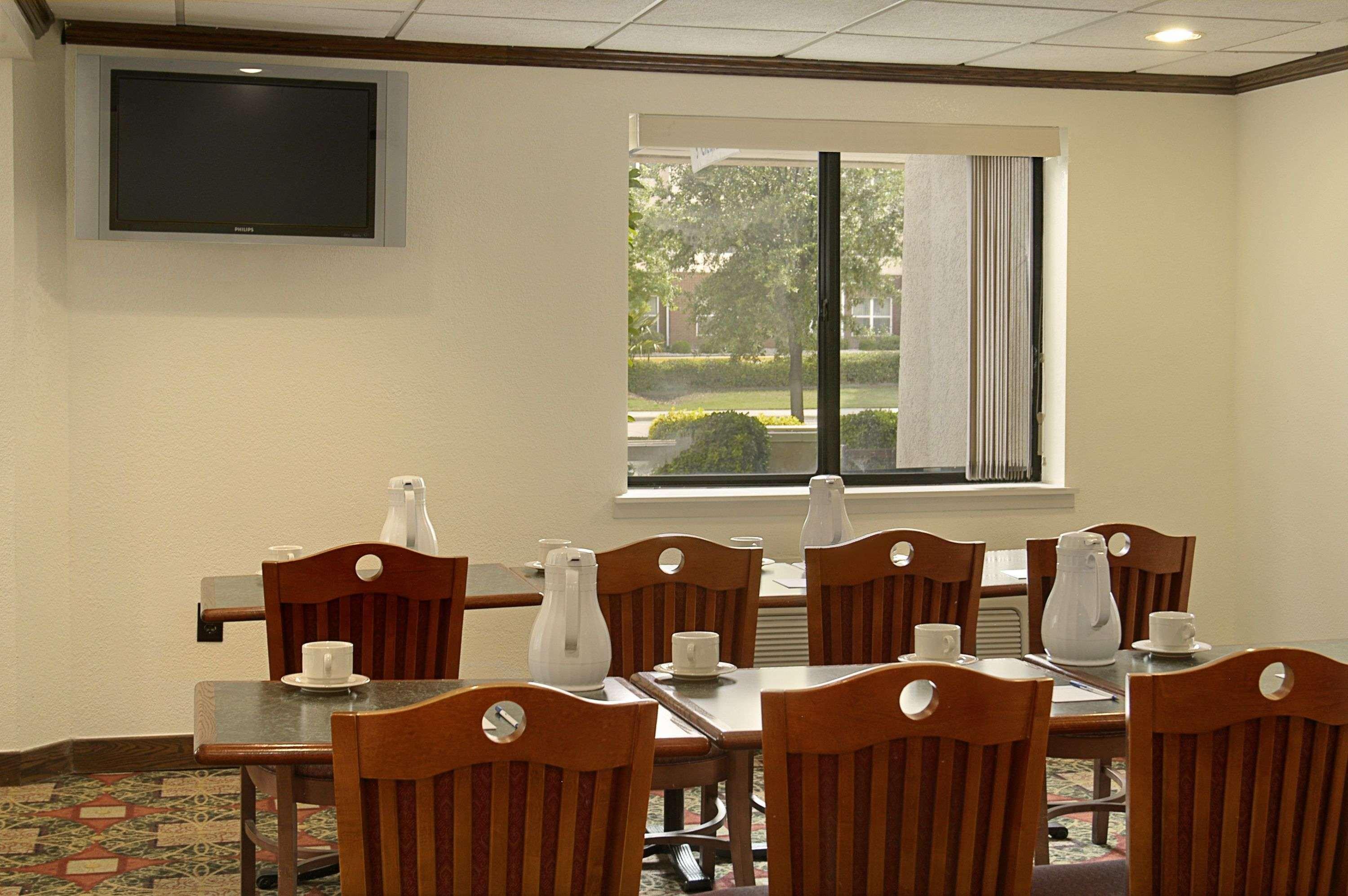 Baymont By Wyndham Arlington At Six Flags Dr Hotel Restaurant photo