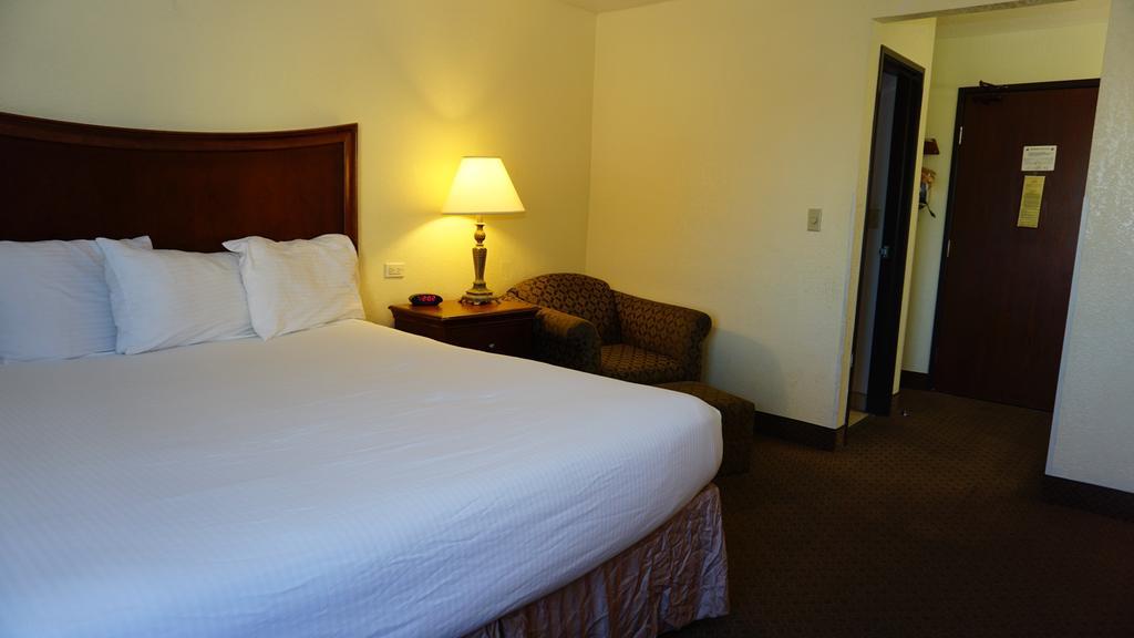 Baymont By Wyndham Arlington At Six Flags Dr Hotel Exterior photo